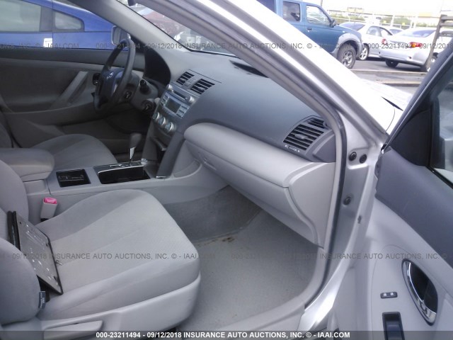 JTNBK46K983032793 - 2008 TOYOTA CAMRY LE/XLE/SE Gümüş foto 5