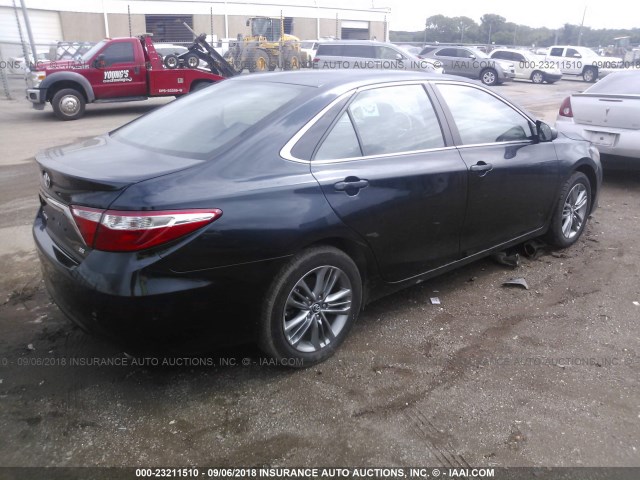4T1BF1FK2HU379671 - 2017 TOYOTA CAMRY LE/XLE/SE/XSE Dark Blue photo 4