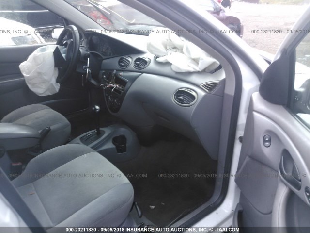 1FAFP36312W113227 - 2002 FORD FOCUS SE/SE COMFORT/ZTW/SE SPRT WHITE photo 5