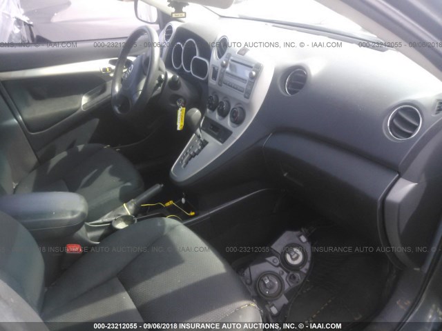 2T1KU4EE3AC328724 - 2010 TOYOTA COROLLA MATRIX  GRAY photo 5
