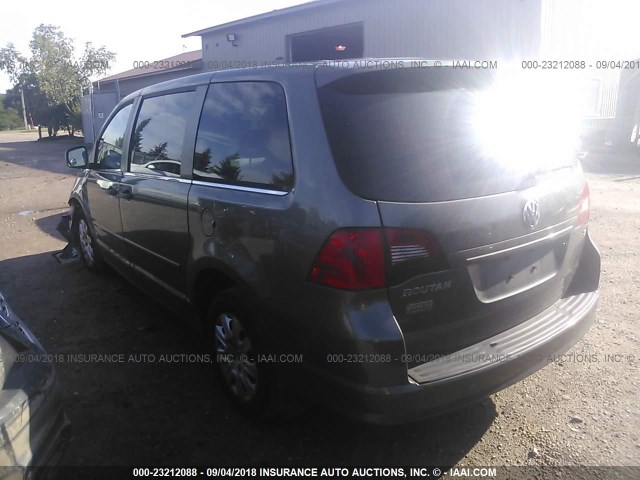 2V4RW4D13AR388578 - 2010 VOLKSWAGEN ROUTAN S GRAY photo 3