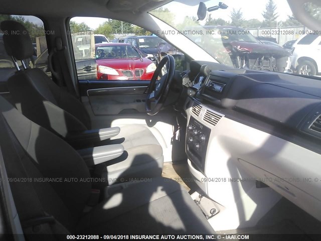 2V4RW4D13AR388578 - 2010 VOLKSWAGEN ROUTAN S GRAY photo 5