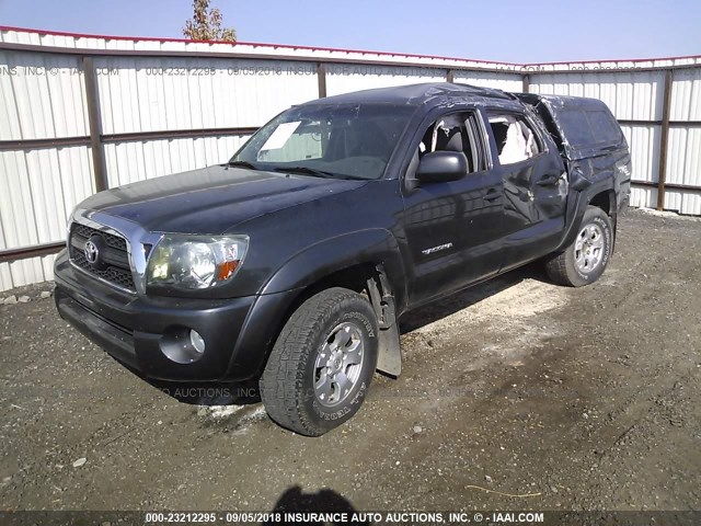 3TMLU4EN7BM075887 - 2011 TOYOTA TACOMA DOUBLE CAB GRAY photo 2