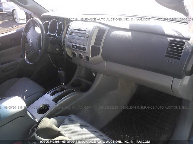 3TMLU4EN7BM075887 - 2011 TOYOTA TACOMA DOUBLE CAB GRAY photo 5