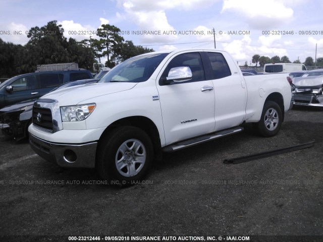 5TBRT541X7S452987 - 2007 TOYOTA TUNDRA DOUBLE CAB SR5 WHITE photo 2