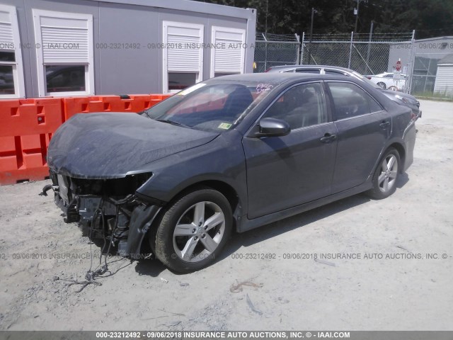 4T1BF1FK7CU116021 - 2012 TOYOTA CAMRY SE/LE/XLE GRAY photo 2