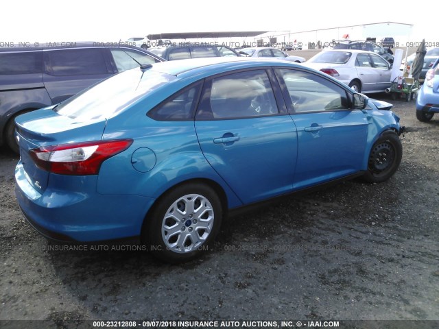 1FAHP3F21CL448104 - 2012 FORD FOCUS SE BLUE photo 4