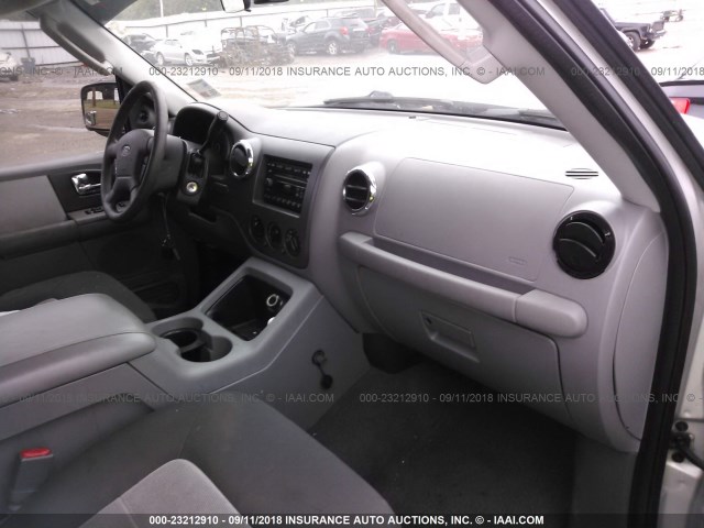 1FMPU15545LA37339 - 2005 FORD EXPEDITION XLT SILVER photo 5