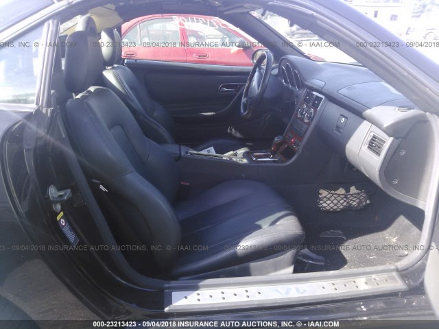 WDBKK65F53F280176 - 2003 MERCEDES-BENZ SLK 320 BLACK photo 5