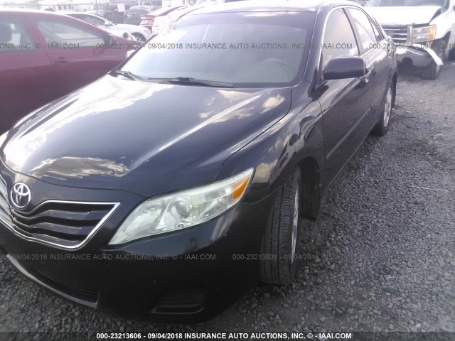 4T1BK3EK2BU120422 - 2011 TOYOTA CAMRY SE/LE/XLE შავი ფოტო 2