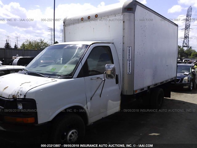 1GBHG31U131118739 - 2003 CHEVROLET EXPRESS G3500  WHITE photo 2