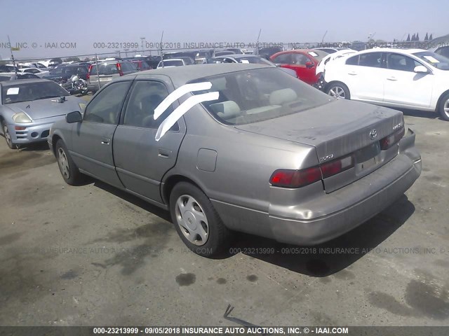 JT2BF22K6V0034638 - 1997 TOYOTA CAMRY LE/XLE GOLD photo 3