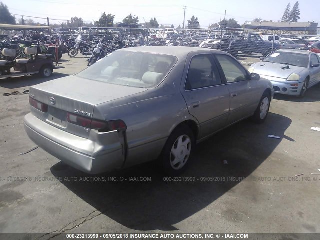 JT2BF22K6V0034638 - 1997 TOYOTA CAMRY LE/XLE 金色 照片 4