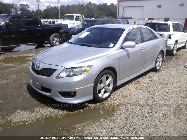 4T1BK3EK5AU106478 - 2010 TOYOTA CAMRY SE/LE/XLE ვერცხლისფერი ფოტო 2