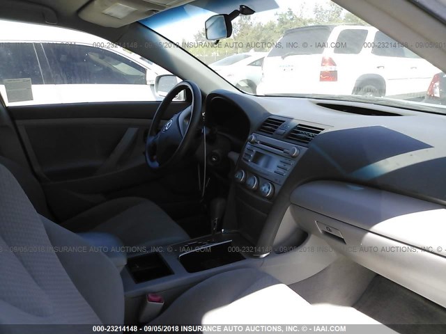 4T4BE46K59R107921 - 2009 TOYOTA CAMRY SE/LE/XLE SILVER photo 5