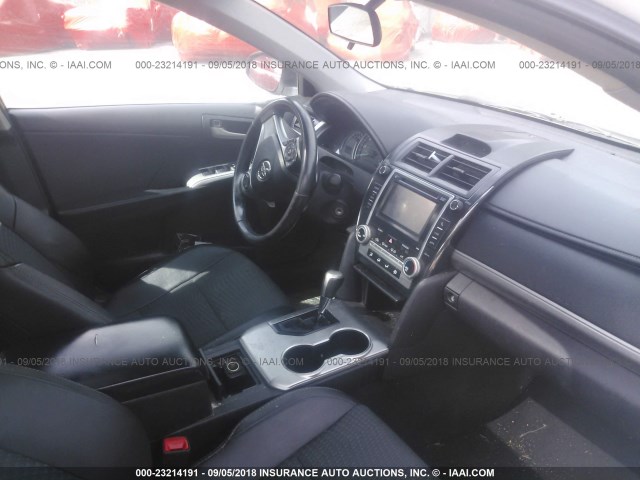 4T1BF1FK0CU635329 - 2012 TOYOTA CAMRY SE/LE/XLE თეთრი ფოტო 5