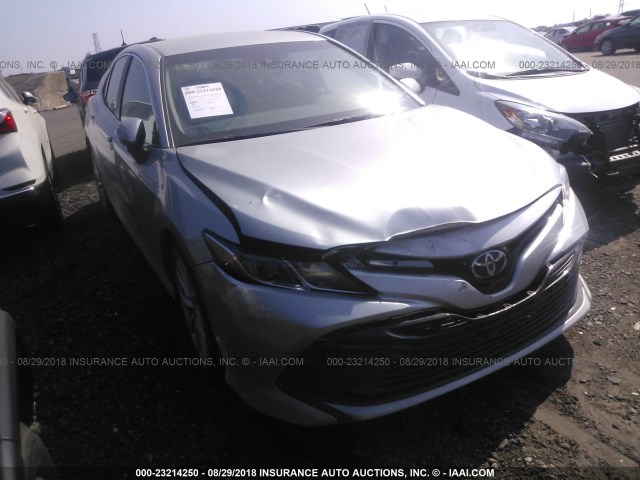 4T1B11HK8JU071471 - 2018 TOYOTA CAMRY L/LE/XLE/SE/XSE SILVER photo 1