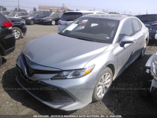 4T1B11HK8JU071471 - 2018 TOYOTA CAMRY L/LE/XLE/SE/XSE SILVER photo 2