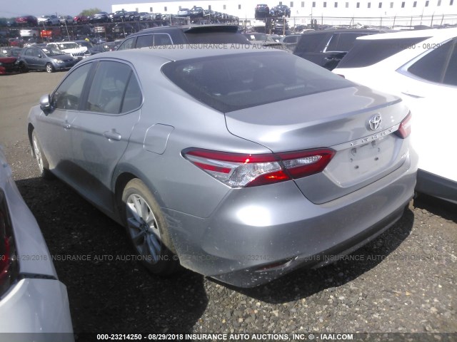 4T1B11HK8JU071471 - 2018 TOYOTA CAMRY L/LE/XLE/SE/XSE SILVER photo 3