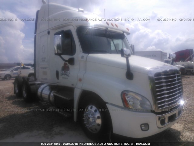 1FUJGLDV6CSBK4172 - 2012 FREIGHTLINER CASCADIA 125  WHITE photo 1