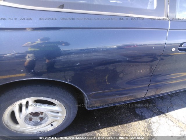 1G8ZH1276WZ138768 - 1998 SATURN SC2 BLUE photo 6