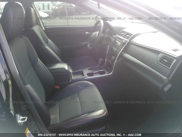 4T1BF1FK1GU121494 - 2016 TOYOTA CAMRY LE/XLE/SE/XSE 黑色 照片 5