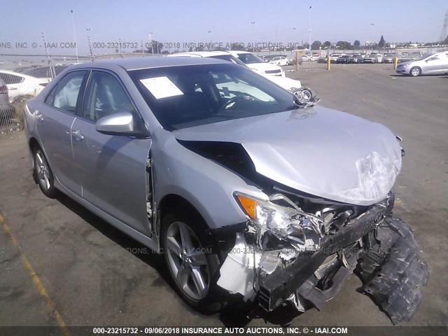 4T1BF1FK6EU449247 - 2014 TOYOTA CAMRY L/SE/LE/XLE ვერცხლისფერი ფოტო 1