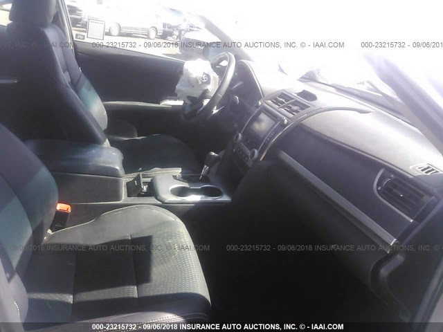 4T1BF1FK6EU449247 - 2014 TOYOTA CAMRY L/SE/LE/XLE ვერცხლისფერი ფოტო 5