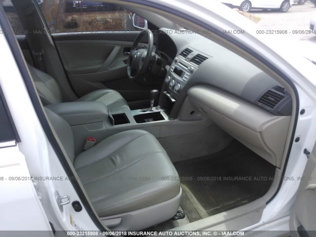 4T4BF3EK0BR167989 - 2011 TOYOTA CAMRY SE/LE/XLE 白色 照片 5