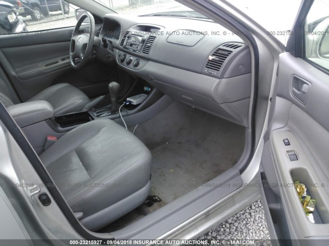 4T1BE32K24U935346 - 2004 TOYOTA CAMRY LE/XLE/SE SILVER photo 5