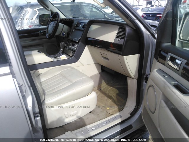 5LMFU27R53LJ17048 - 2003 LINCOLN NAVIGATOR Srebrny zdjęcie 5