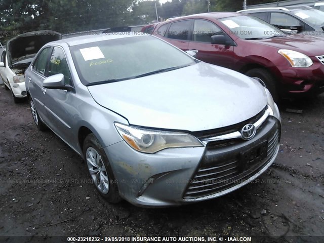 4T1BF1FK5HU438423 - 2017 TOYOTA CAMRY LE/XLE/SE/XSE SILVER photo 1