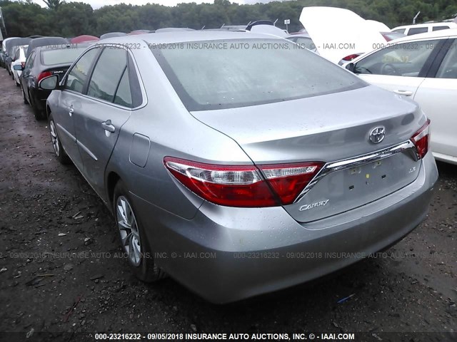 4T1BF1FK5HU438423 - 2017 TOYOTA CAMRY LE/XLE/SE/XSE SILVER photo 3