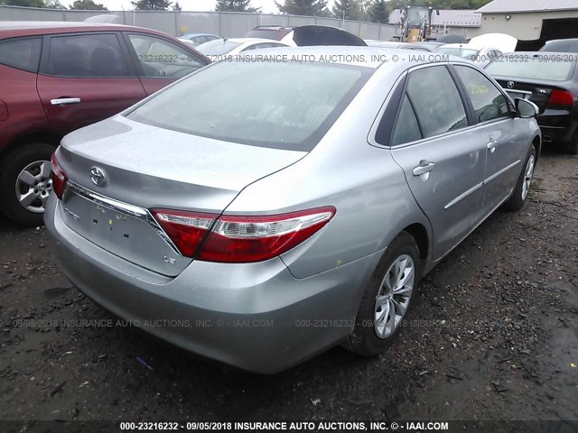 4T1BF1FK5HU438423 - 2017 TOYOTA CAMRY LE/XLE/SE/XSE SILVER photo 4