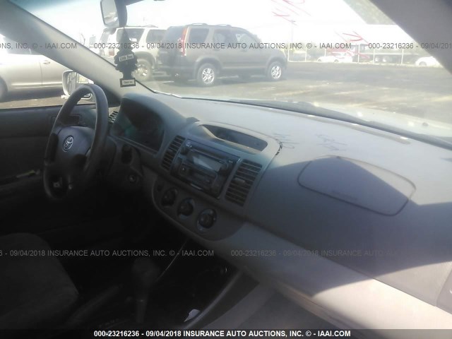 JTDBE32KX20105416 - 2002 TOYOTA CAMRY LE/XLE/SE 银色 照片 5