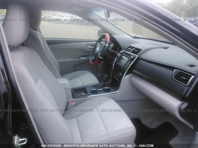 4T4BF1FK6GR561183 - 2016 TOYOTA CAMRY LE/XLE/SE/XSE 黑色 照片 5