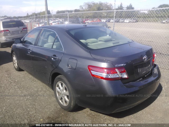 4T1BF3EK7BU172696 - 2011 TOYOTA CAMRY SE/LE/XLE GRAY photo 3