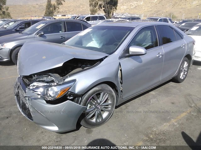 4T1BF1FK8HU303548 - 2017 TOYOTA CAMRY LE/XLE/SE/XSE SILVER photo 2