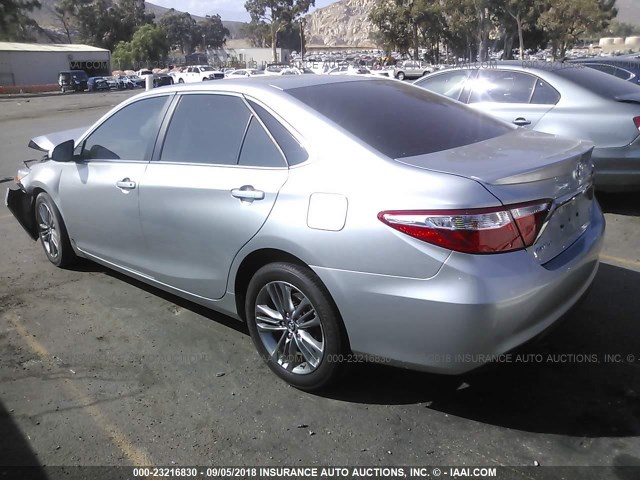 4T1BF1FK8HU303548 - 2017 TOYOTA CAMRY LE/XLE/SE/XSE SILVER photo 3