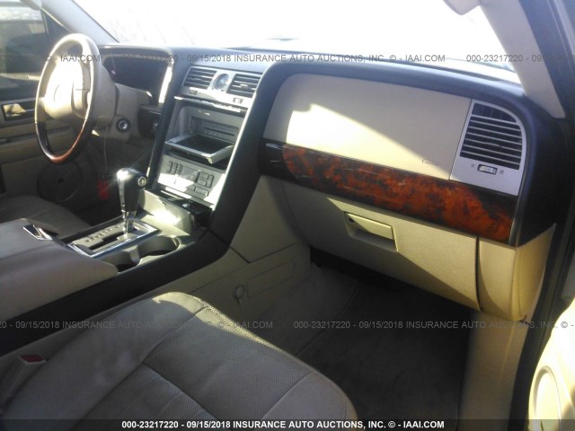 5LMFU28585LJ15793 - 2005 LINCOLN NAVIGATOR თეთრი ფოტო 5
