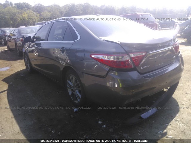 4T1BF1FK4HU297215 - 2017 TOYOTA CAMRY LE/XLE/SE/XSE GRAY photo 3