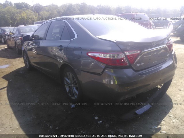 4T1BF1FK4HU297215 - 2017 TOYOTA CAMRY LE/XLE/SE/XSE 灰色 照片 3