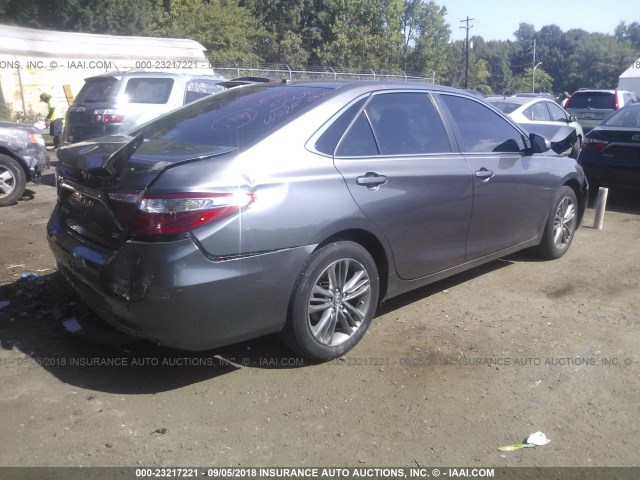 4T1BF1FK4HU297215 - 2017 TOYOTA CAMRY LE/XLE/SE/XSE GRAY photo 4