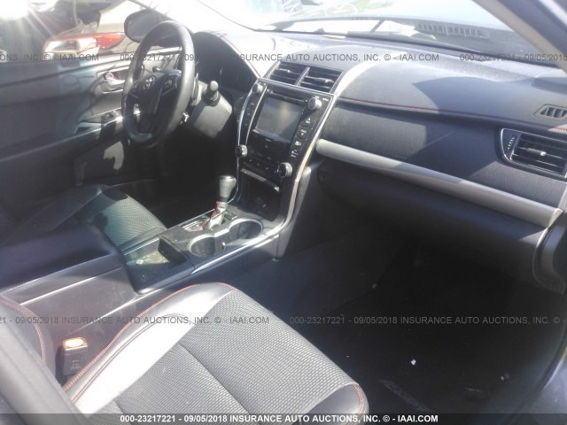 4T1BF1FK4HU297215 - 2017 TOYOTA CAMRY LE/XLE/SE/XSE 灰色 照片 5