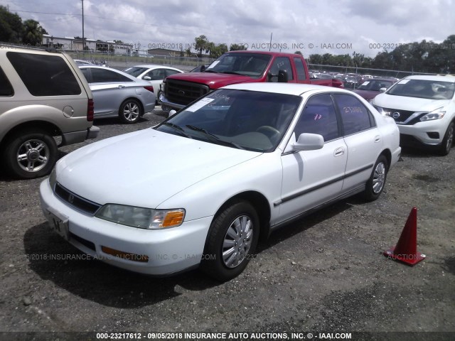 1HGCD5639VA213774 - 1997 HONDA ACCORD LX/EX WHITE photo 2