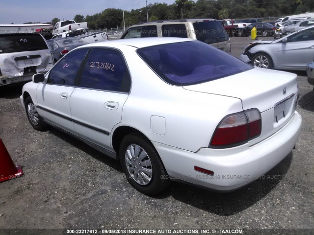 1HGCD5639VA213774 - 1997 HONDA ACCORD LX/EX WHITE photo 3