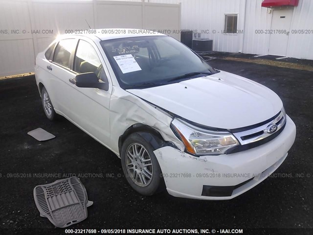 1FAHP3FNXBW146687 - 2011 FORD FOCUS SE WHITE photo 1