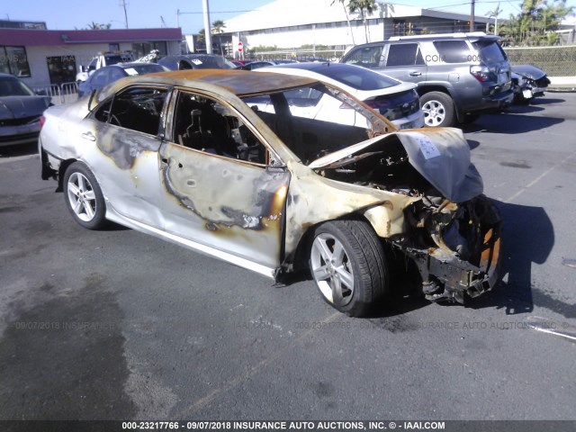 4T1BF1FK1CU201131 - 2012 TOYOTA CAMRY SE/LE/XLE 银色 照片 1