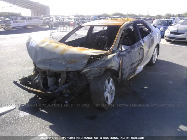 4T1BF1FK1CU201131 - 2012 TOYOTA CAMRY SE/LE/XLE 银色 照片 2