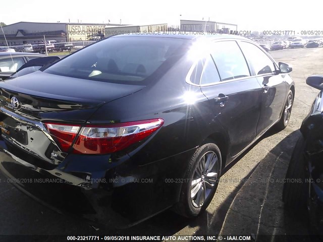 4T1BF1FK9HU703733 - 2017 TOYOTA CAMRY LE/XLE/SE/XSE BLACK photo 4